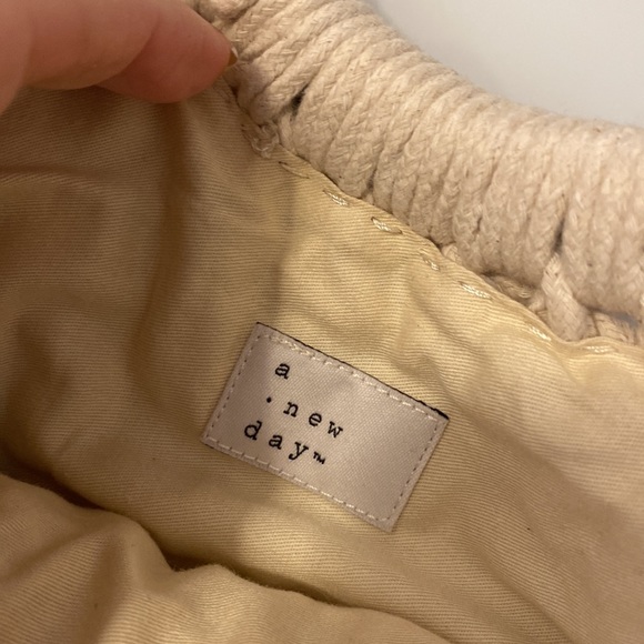 Crocheted rope purse with wooden handles - Picture 6 of 9